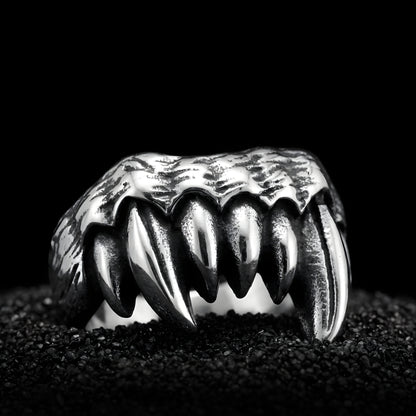 Fang – Ring